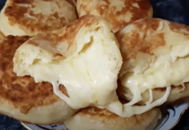 Скатываем пюре в колобки и начиняем сыром. Стало в 2 раза вкуснее