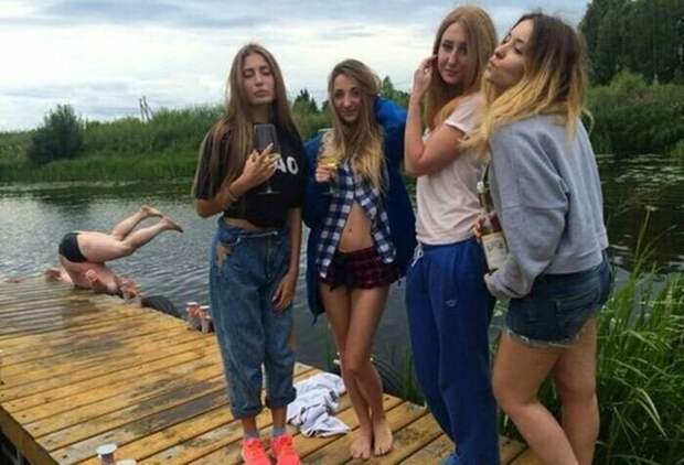 А иногда бывает что что-то подает в кадр случайно и получается забавно детали, задний план, прикол, присмотрись, фото, юмор