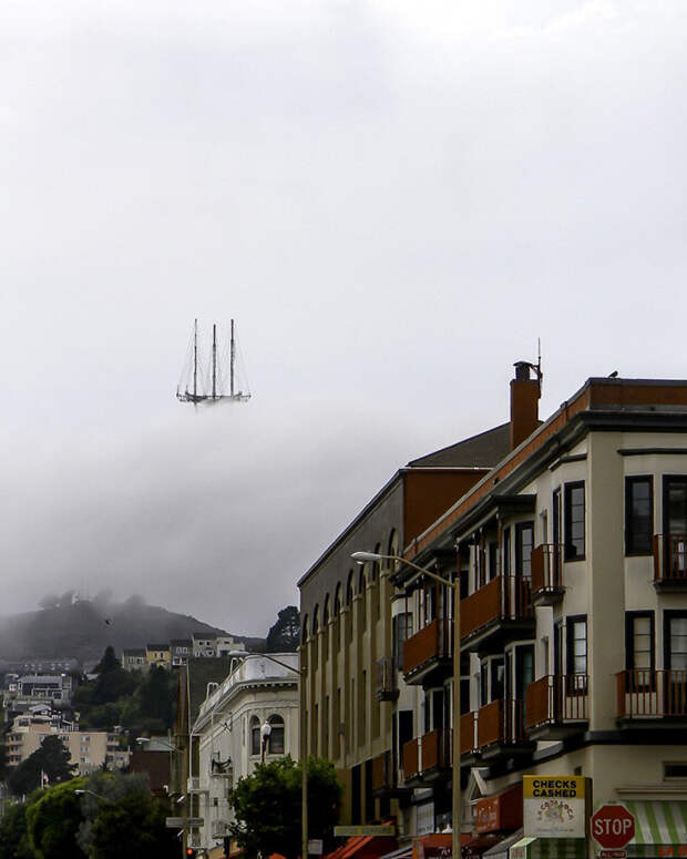 4. Башня Сютро в тумане выглядит как "Летучий голландец" момент, фотография
