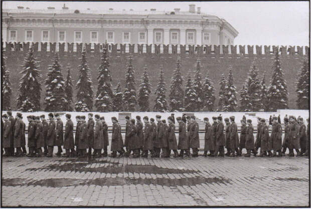 Солдаты возле Мавзолей Ленина на Красной площади. СССР, Москва, 1972 год.