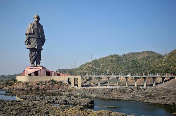 Статуя Единства — дань памяти Валлабхаи Пателю, политику, ратовавшему за независимость Индии. Открыта в октябре 2018 года и является самой большой в мире — 182 м, не считая постамента, что в четыре раза выше, чем статуя Свободы в мире, высота, красота, люди, памятник, подборка, статуя, факты