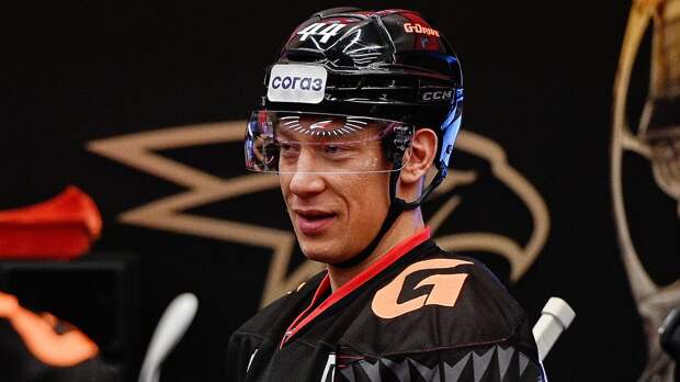 Шарипзянов отметил свой рекорд КХЛ с одноклубниками: «Мокрый и довольный»