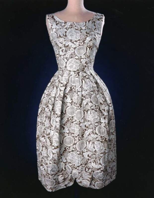Платье, сшитое из мешка для конкурса кройки и шитья (Канзас, 1930-е гг) Платье, сшитое из мешка для конкурса кройки и шитья (Канзас, 1930-е гг)
