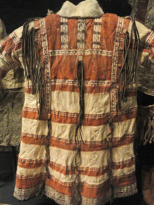 Традиционная одежда алеутов./Фото: upload.wikimedia.org