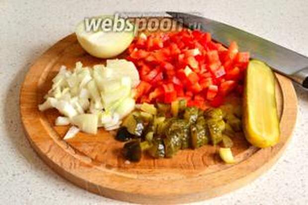 Овощи нарезаем кубиком (1 огурец, 1 перчину, 1 луковицу). Можно и соломкой, если хотите, чтобы овощи были крупнее в подливе.