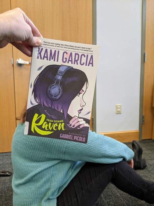Люди подставляют лица к обложкам книг: челлендж #Bookface