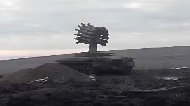 На фото: советский реактивный морской бомбомет РБУ-6000 на танке Т-80. Источник фото: https://www1.ru/news/2024/10/01/morskoi-bombomet-rbu-6000-smerc-2-postavili-na-tank-t-80-redkie-kadry-boevogo-frankensteina.html