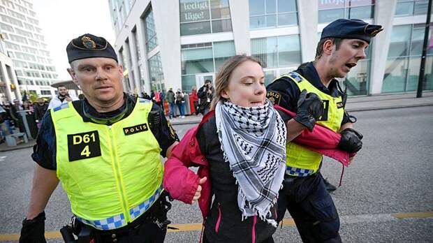 В Швеции полиция силой увела Тунберг с демонстрации в поддержку Палестины