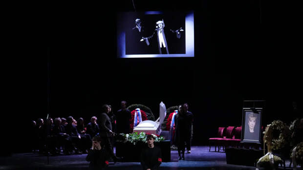 Поклонники Веры Алентовой собираются у театра Пушкина для прощания с актрисой