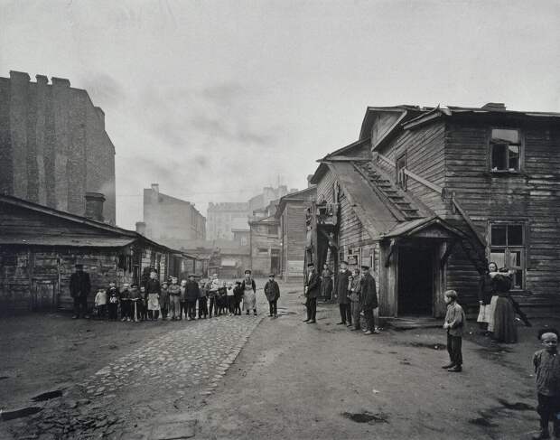Двор на Выборгской стороне. 1900
