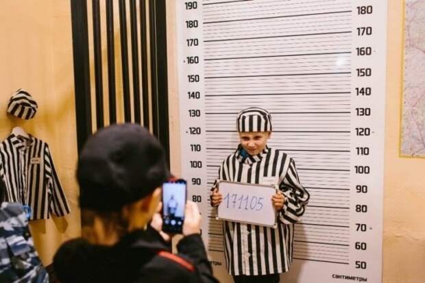 Школьники в тюремных робах - это интересный метод профориентации