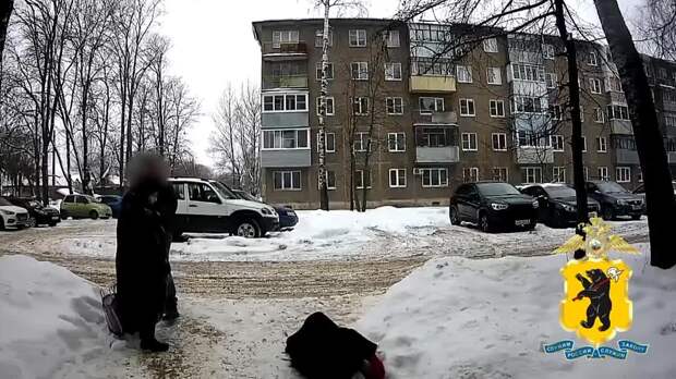 В Рыбинске мужик раскидал бабок, буквально — пенсионерки сделали замечание бухому парню и оказались в больнице