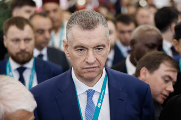 Слуцкий предложил не увольнять жен и мужей участников СВО