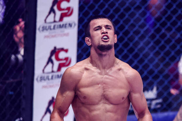 Россиянин Нурмагомедов защитил чемпионский титул PFL, одолев британца Дэвиса