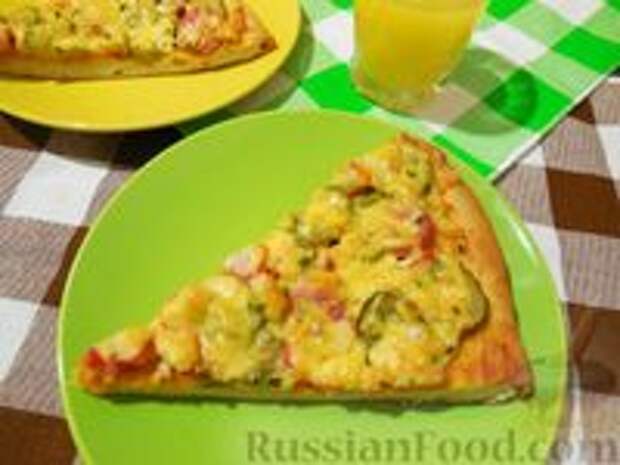 Фото к рецепту: Пицца с сосисками и крабовыми палочками