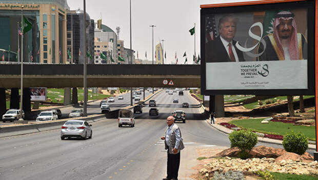 Плакат с изображением президента США Дональда Трампа и короля Саудовской Аравии Салмана бен Абдель Азиз Аль Сауда в Эр-Рияде. Архивное фото