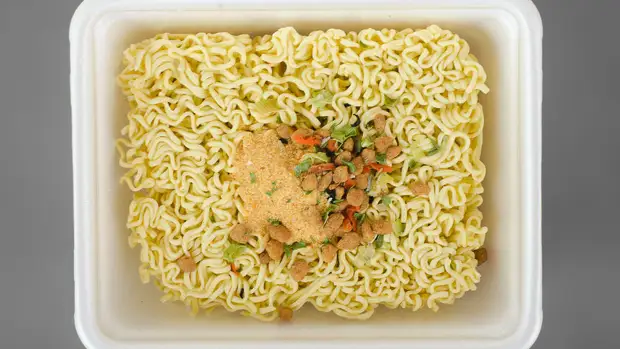 Диетолог предупредила об опасности заваривания лапши быстрого приготовления в упаковке