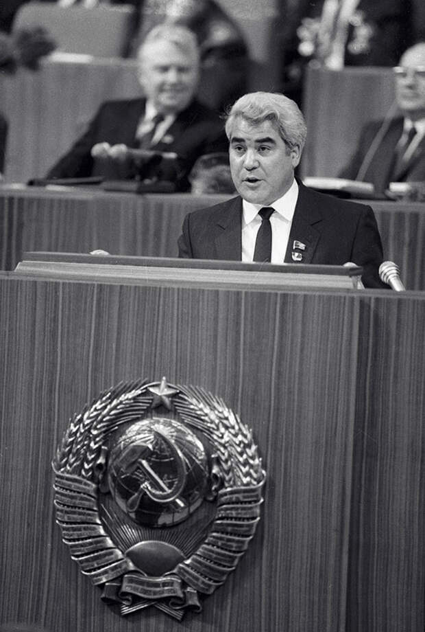 Первый секретарь ЦК Компартии Туркменистана Ниязов выступает на трибуне Кремлевского Дворца съездов, 1986 г.