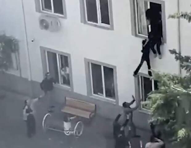 Нападавшим на школу в Турции оказался 16-летний сын бывшего полицейского