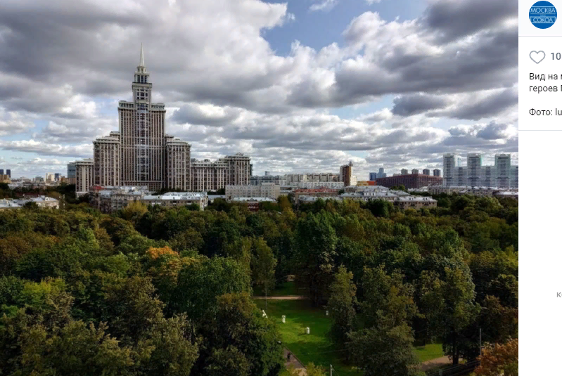 Фото дня: «хмурое» небо над мемориальным парком на Соколе