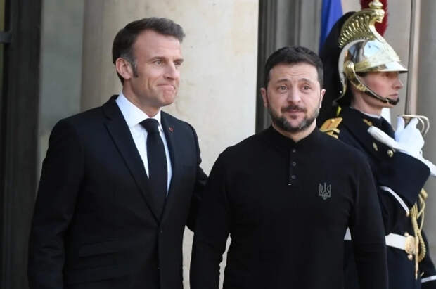 В файлах по делу Эпштейна нашли коллаж с Зеленским и Макроном в постели