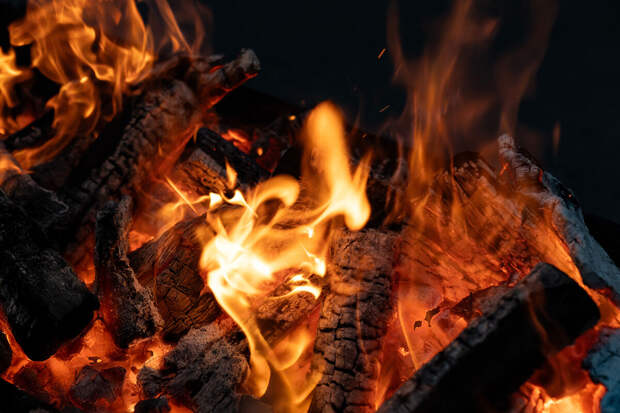 Nature: люди научились добывать огонь на 350 000 лет раньше, чем считалось