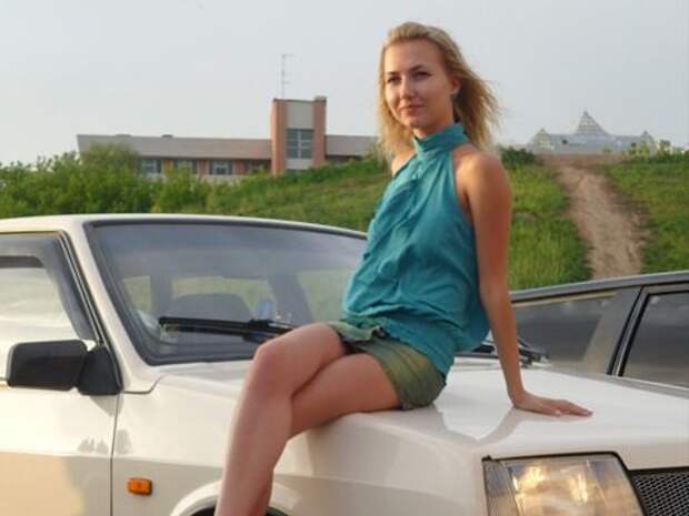 Российские девчонки с машинками (43 фото)