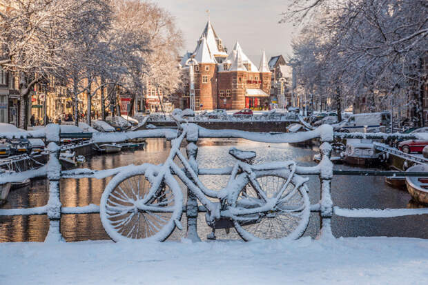 Зимний канал в Амстердаме, Нидерланды