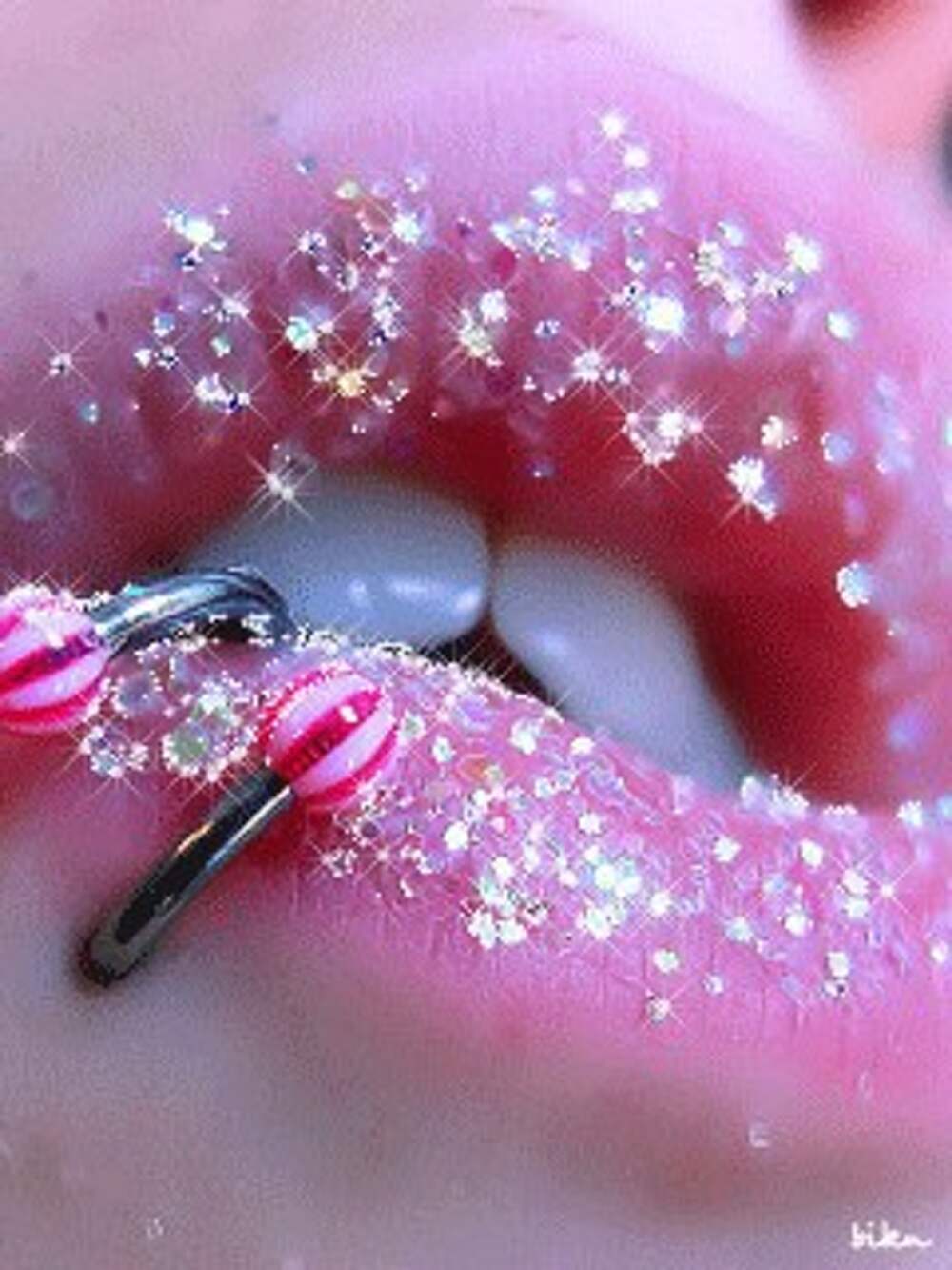 влюбленная пара. поцелуй в губы. сочный поцелуй. раскрасил ее губы я романтик. нежный поцелуй.