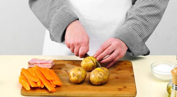 Печенные с салом  картофель и морковь. Шаг 2