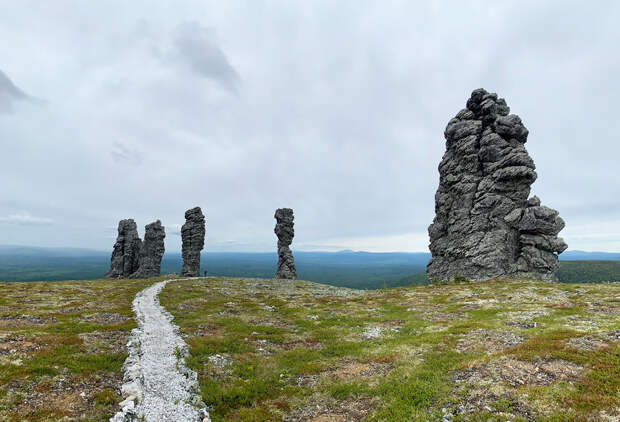 Маньпупунер: загадочные каменные великаны на Урале (ФОТО)