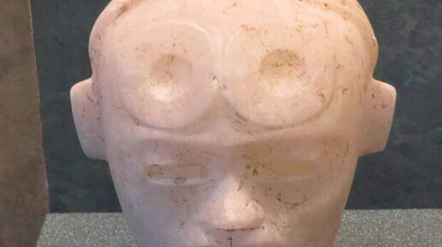 В Национальном музее антропологи Мехико (Мексика) выставлена необычная фигурка Тлалока с "очками" на лбу