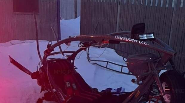 В подмосковном Звенигороде на одноэтажный дом упал дельтаплан