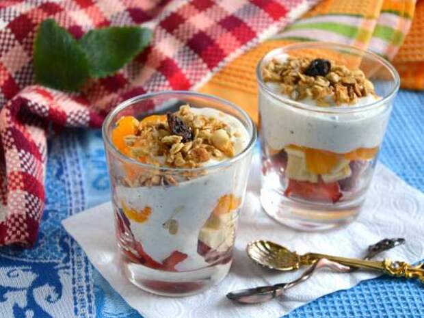 Фруктовый салат с мюсли и сметанным соусом