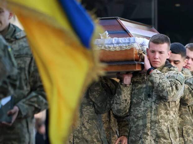 Украинская армия столкнулась с дефицитом живой силы, в то время как Россия имеет неограниченные...