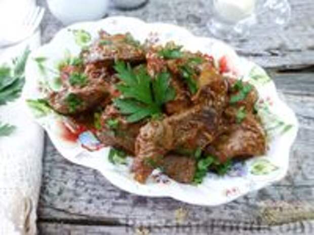 Фото к рецепту: Жареная куриная печень с луком и томатной пастой