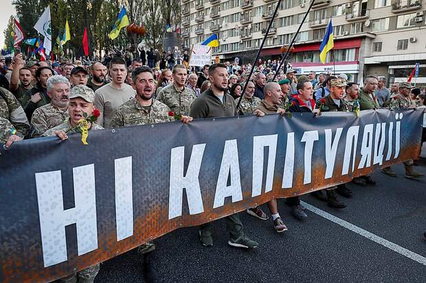 Далеко не все киевляне живут патриотической акцией «Нет капитуляции» Фото: REUTERS