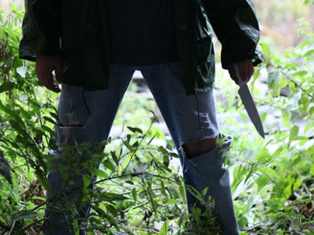 криминал в гвардейском. лесное озеро фильм 2011 кадры. привязали к дереву в лесу. мальчик в лесу. человек в лесу.