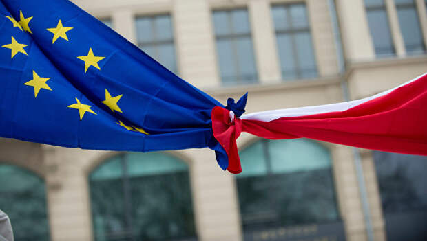 Связанные флаги Евросоюза и Польши. Архивное фото