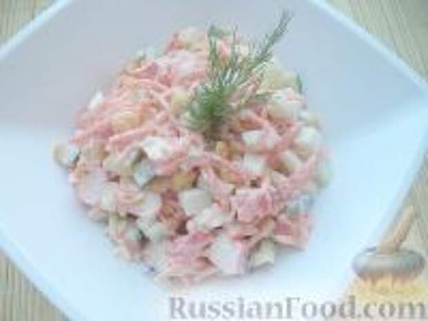 Фото к рецепту: Салат с корейской морковью и крабовыми палочками