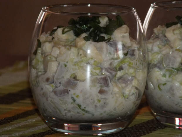 Селедка с майонезом и луком. Салат селедка с яблоками и луком и сметаной. Сельдь соленая с яблоками. Еврейский салат сельдь яблоко. Как сделать салат из селедки с луком и уксусом и маслом.