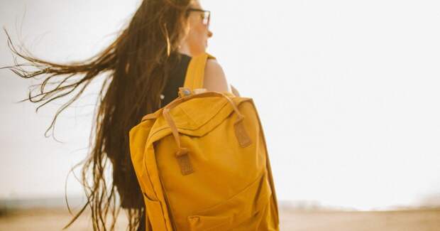 Девушка с жёлтым рюкзаком