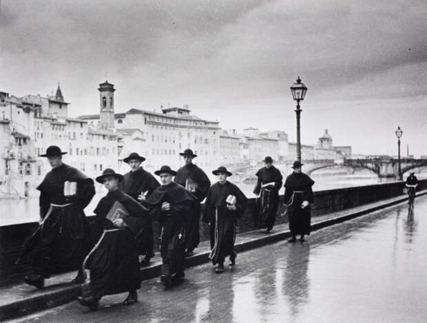 Молодые монахи идут по мосту Понте-Веккьо во Флоренции. Италия, 1935 год.