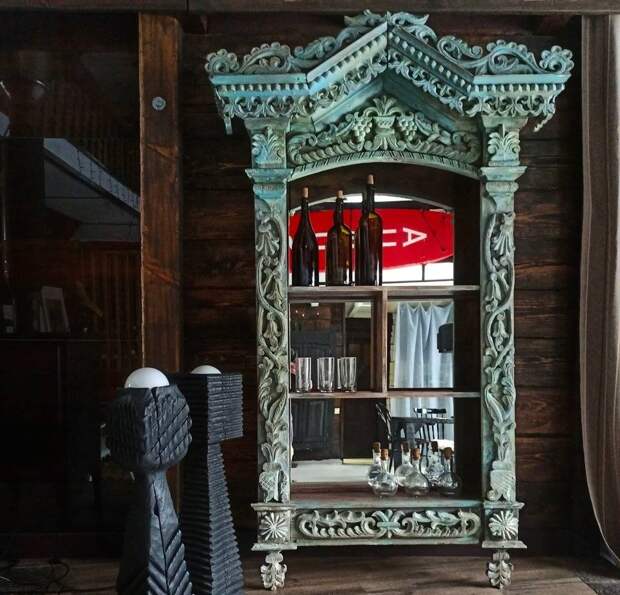 Дизайнер создает зеркала и шкафы из старинных нижегородских наличников