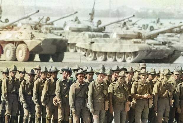 Мог ли Громыко представить, что период «мира и добрососедства» уже фактически закончился? Фотография: Советские солдаты возвращаются на Родину из Афганистана, 15 октября 1986 года. РИА Новости. 