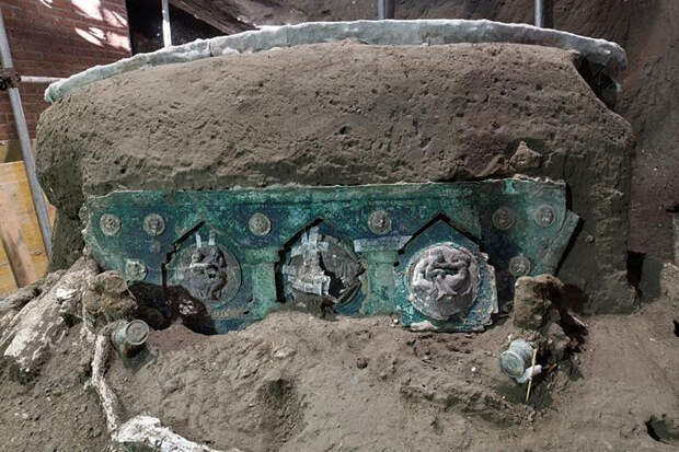 Полностью сохранившаяся колесница обнаружена в Помпеях