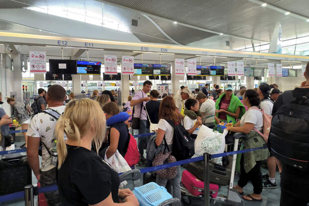 Shot: порядка тысячи россиян застряли в аэропорту Пхукета из-за задержек рейсов