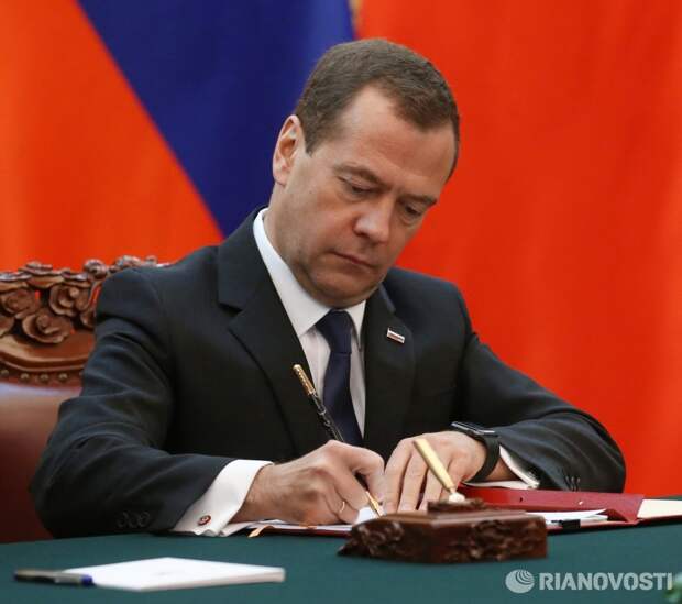 Медведев утвердил повышение тарифов ЖКХ на 2019г.