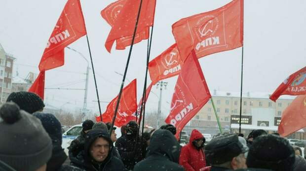 В Барнауле прошел митинг КПРФ в честь 108-й годовщины Октябрьской революции. Фото