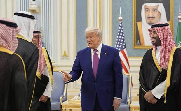 «Заплатите за то, что вас мордуют!»: Трамп нагло лезет в карман к монархам Залива
